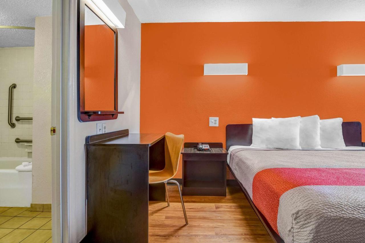 Hotel 6-calhoun, Ga 3*