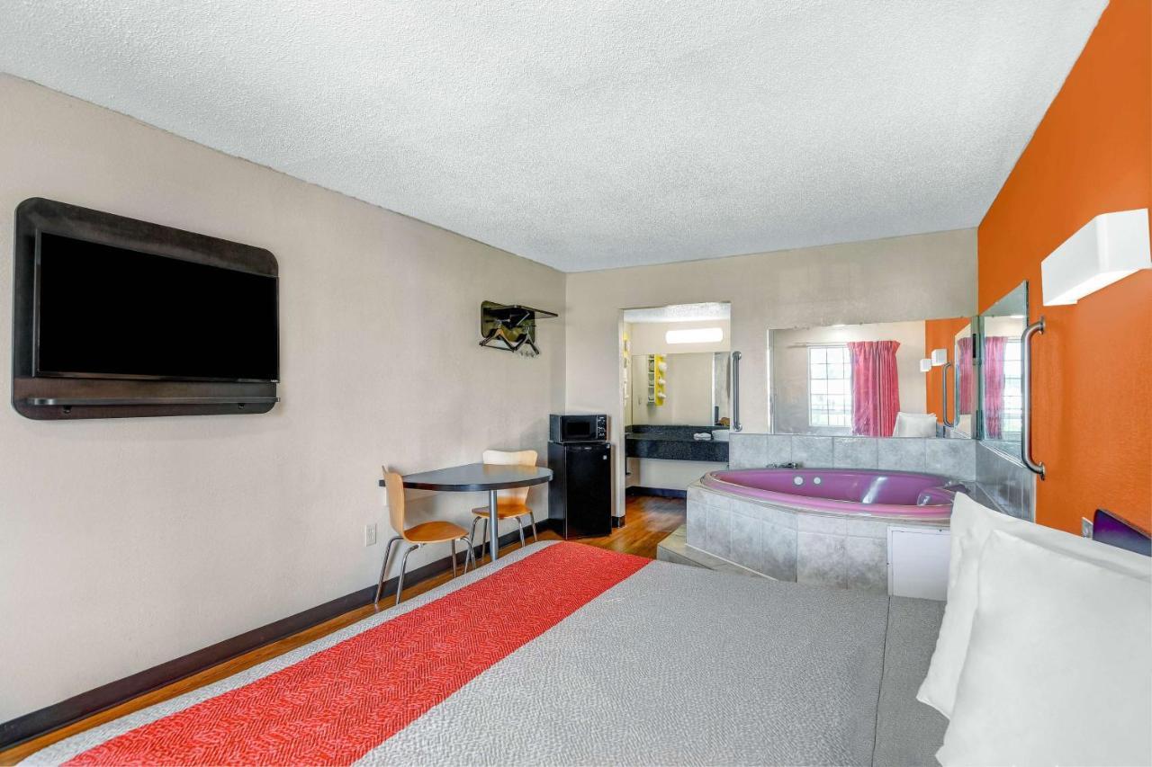Hotel 6-calhoun, Ga