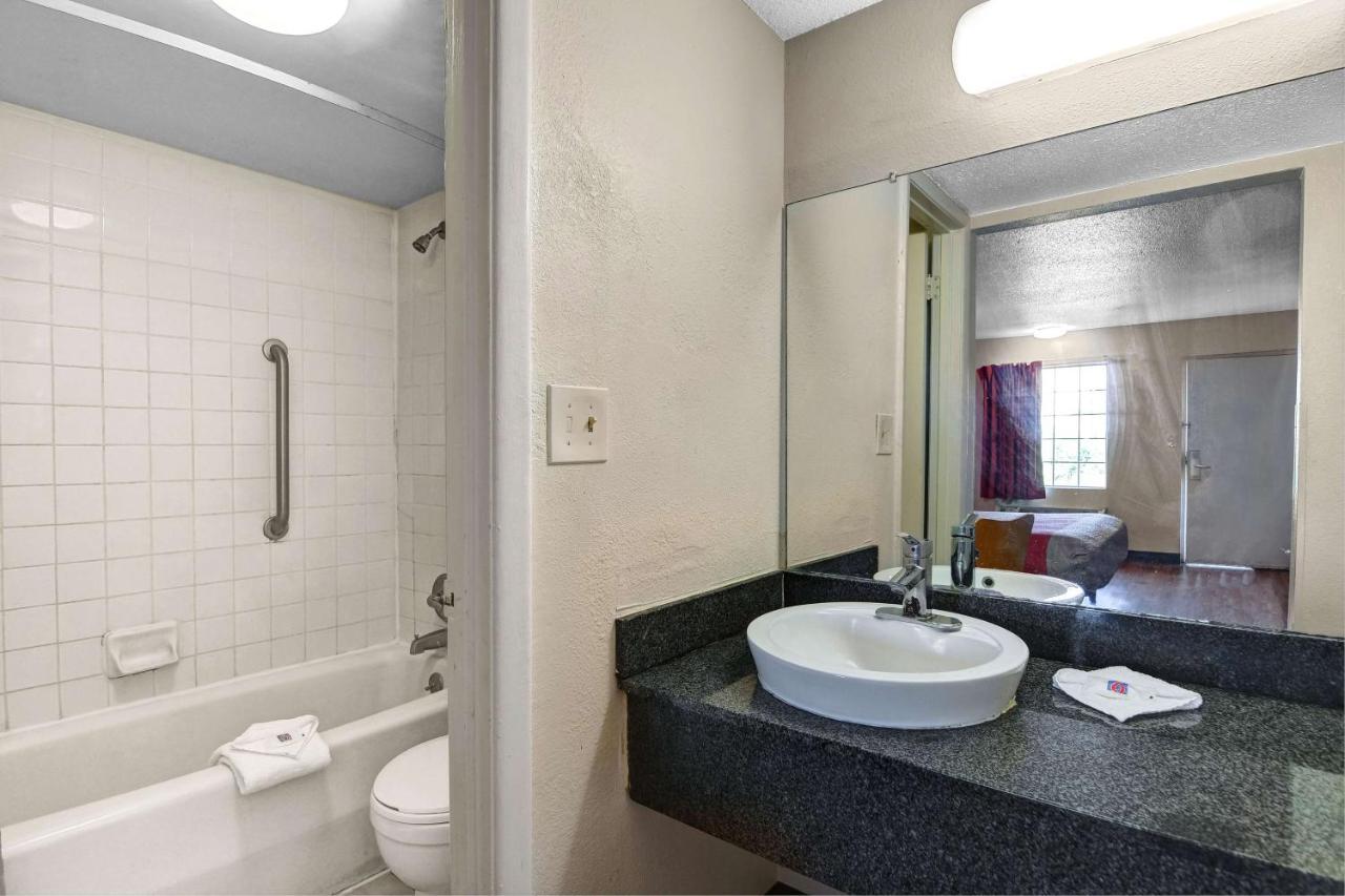 Hotel 6-calhoun, Ga 3*
