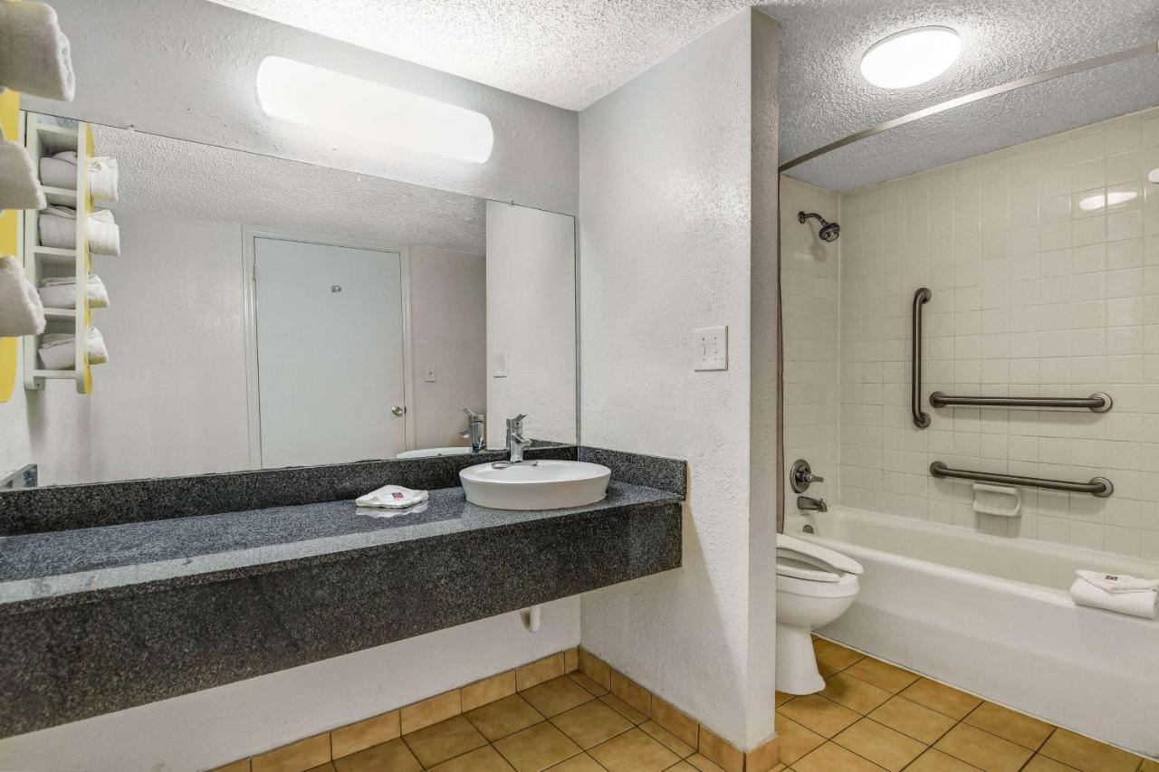 Hotel 6-calhoun, Ga